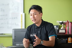 愛犬との日常生活について話しているスタッフの画像