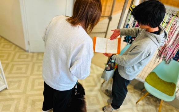 トレーニング内容の説明を受けている画像