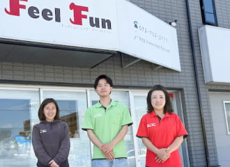 店舗前で撮影したスタッフの画像