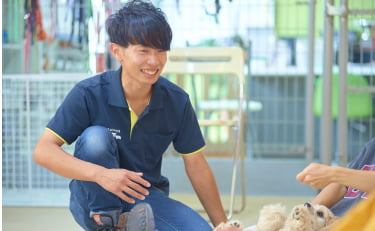 犬と交流するフィールファンのスタッフ画像